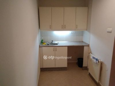 Kiadó irodahelység irodaházban Veszprém