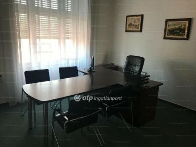 Kiadó irodahelység irodaházban Veszprém