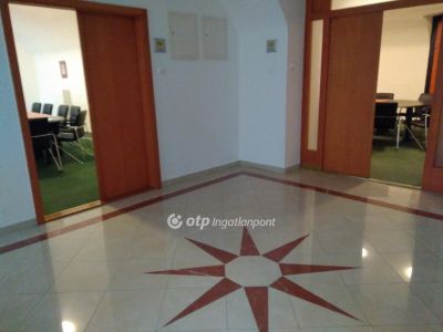 Kiadó irodahelység irodaházban Veszprém