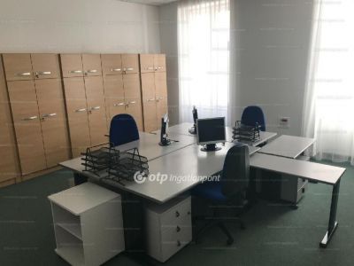 Kiadó irodahelység irodaházban Veszprém