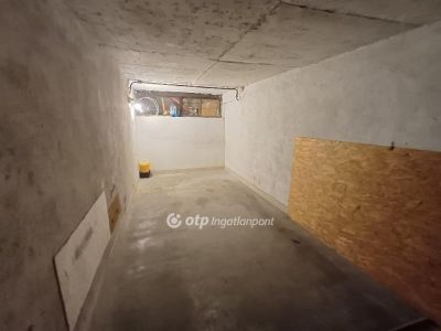 Eladó egyedi garázs Eger