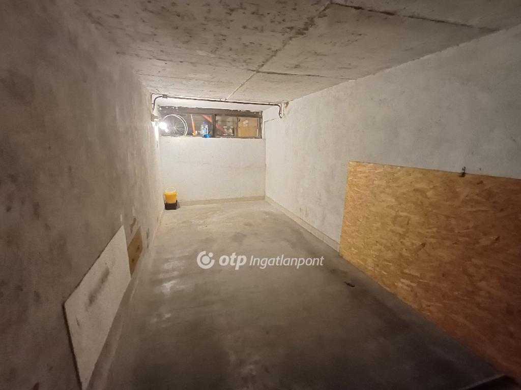 Eladó egyedi garázs Eger