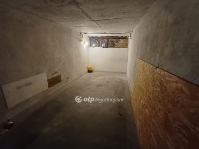 Eladó egyedi garázs Eger