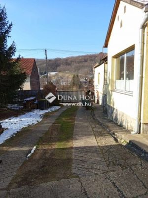 Eladó családi ház Komló