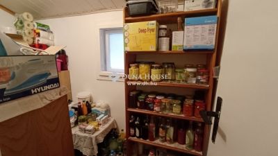 Eladó családi ház Úri