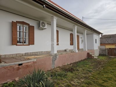 Eladó családi ház Véménd