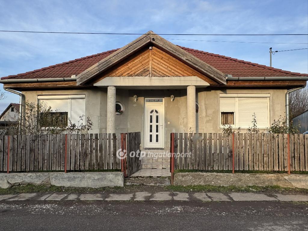 Eladó családi ház Poroszló