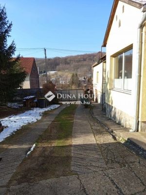 Eladó családi ház Komló
