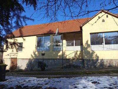 Eladó családi ház Komló