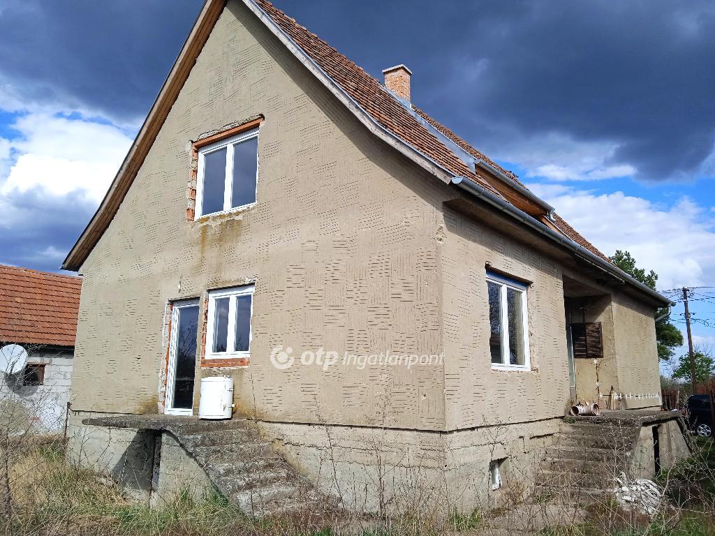 Eladó családi ház Adács