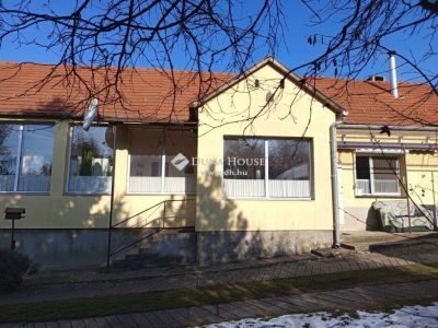 Eladó családi ház Komló