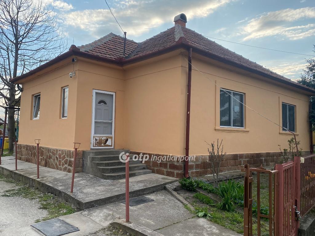 Eladó családi ház Poroszló