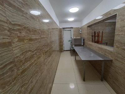 Eladó üzlethelység udvarban Iváncsa
