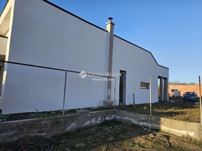 Eladó családi ház Tápióság