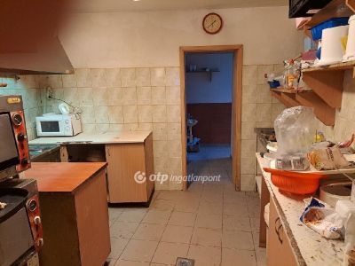 Eladó utcai bejáratú üzlethelység Nyíregyháza
