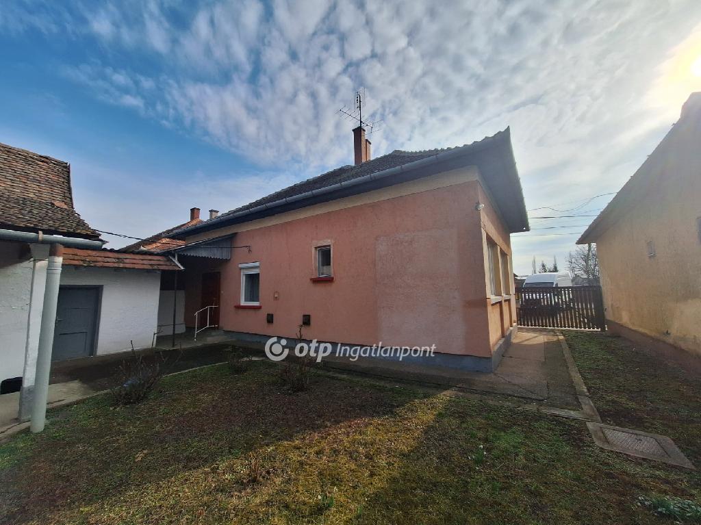 Eladó családi ház Karcag