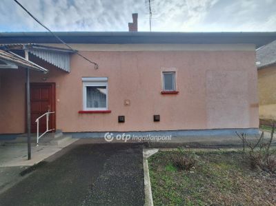 Eladó családi ház Karcag