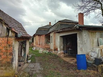 Eladó családi ház Valkó
