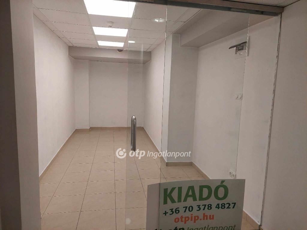 Kiadó üzlethelység üzletházban Veszprém
