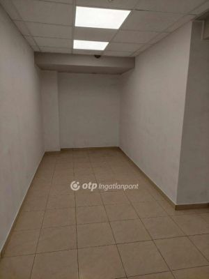 Kiadó üzlethelység üzletházban Veszprém