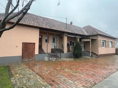 Eladó családi ház Újszilvás