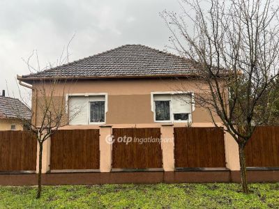 Eladó családi ház Újszilvás
