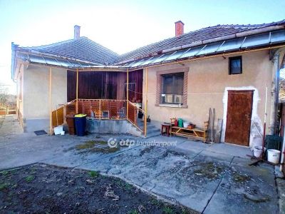 Eladó családi ház Csány