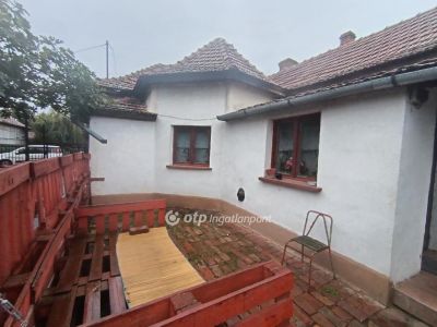 Eladó családi ház Kenderes
