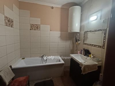 Eladó családi ház Kenderes