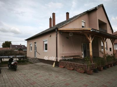 Eladó családi ház Baks