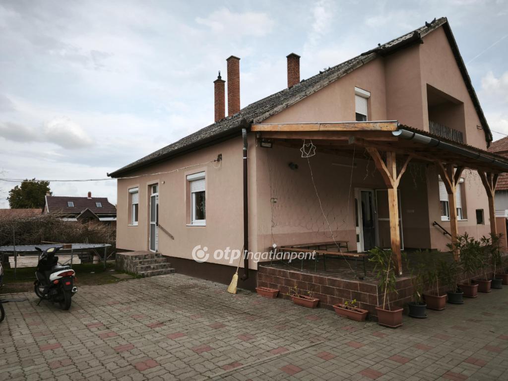 Eladó családi ház Baks