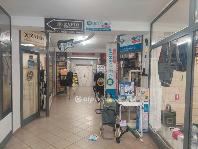 Kiadó üzlethelység üzletházban Veszprém