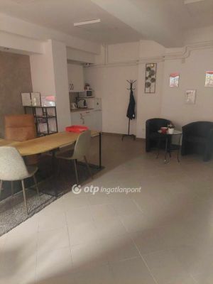 Kiadó üzlethelység üzletházban Veszprém