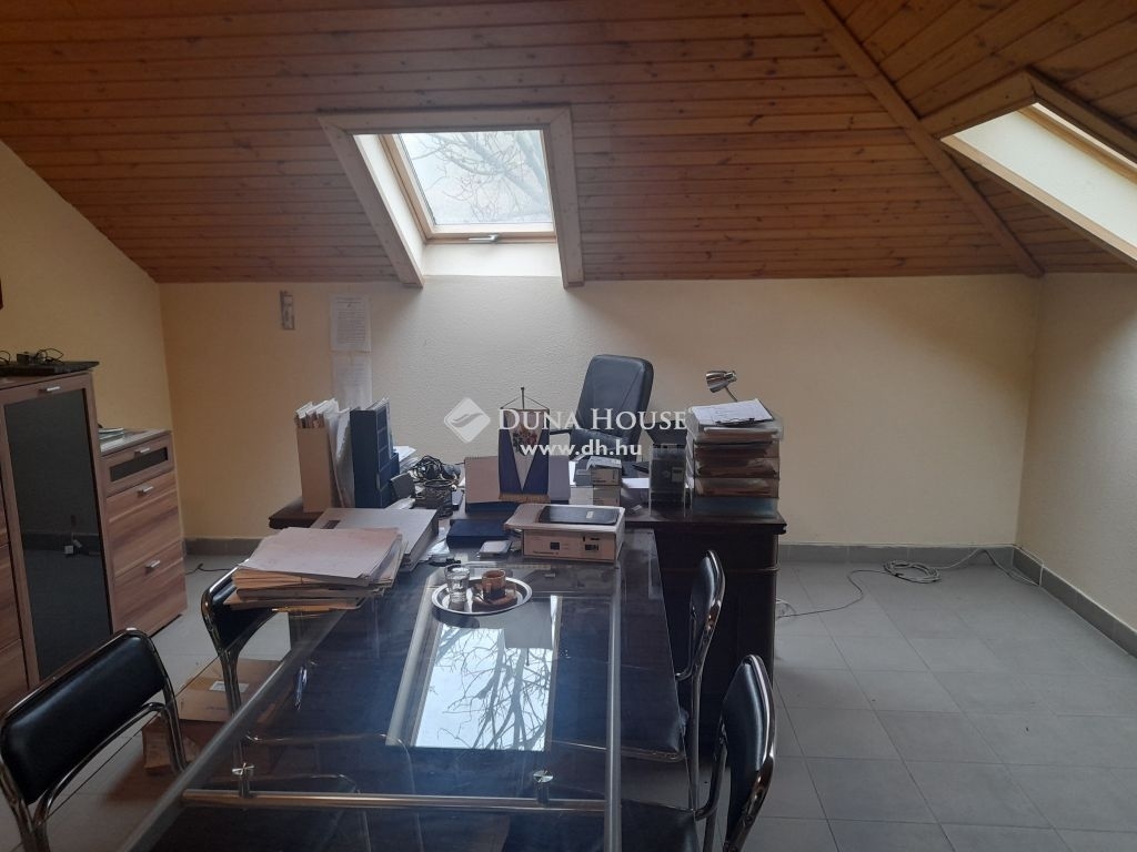 Kiadó utcai bejáratú üzlethelység Gödöllő