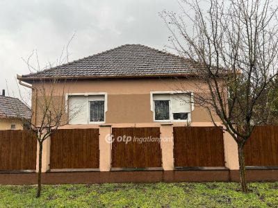 Eladó családi ház Újszilvás