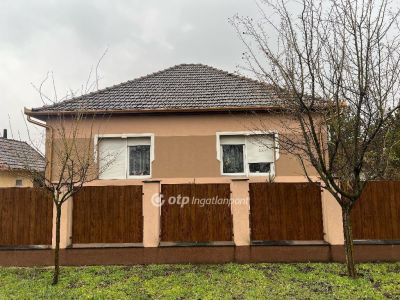 Eladó családi ház Újszilvás