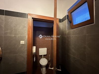 Eladó utcai bejáratú üzlethelység Szigetszentmiklós
