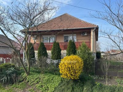 Eladó családi ház Poroszló