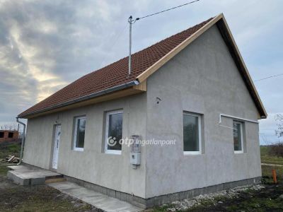 Eladó családi ház Újszász