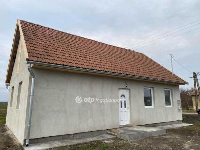 Eladó családi ház Újszász
