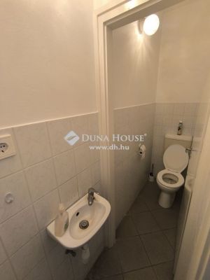 Eladó utcai bejáratú üzlethelység Kecskemét