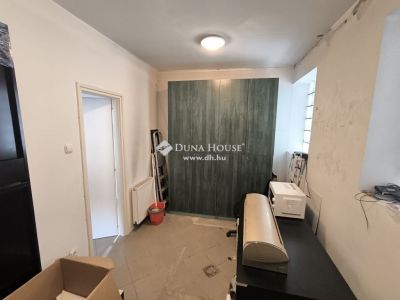 Eladó utcai bejáratú üzlethelység Kecskemét