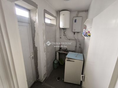 Eladó utcai bejáratú üzlethelység Kecskemét