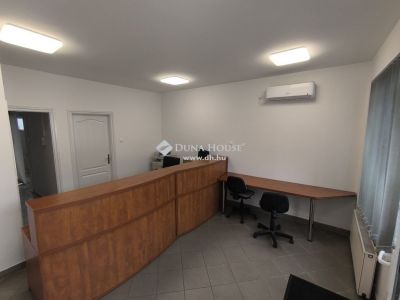 Eladó utcai bejáratú üzlethelység Kecskemét