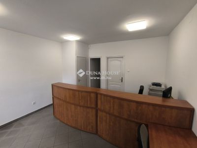 Eladó utcai bejáratú üzlethelység Kecskemét