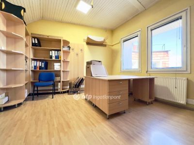Eladó iroda családi házban Érd