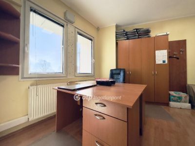 Eladó iroda családi házban Érd