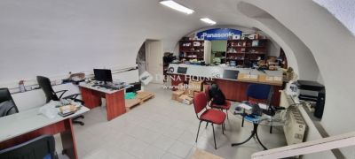 Eladó utcai bejáratú üzlethelység Kecskemét