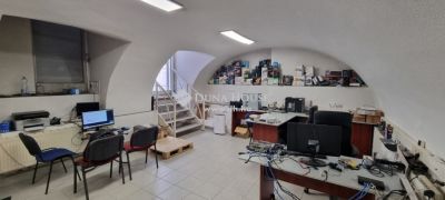 Eladó utcai bejáratú üzlethelység Kecskemét