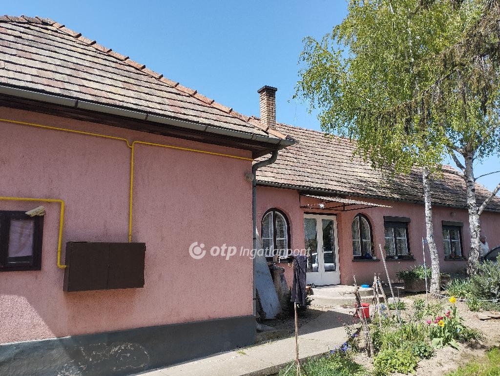 Eladó családi ház Szekszárd